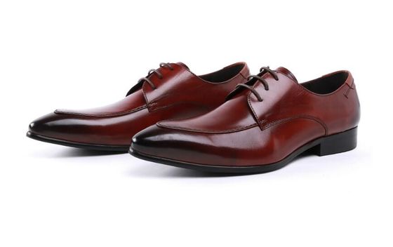 Des chaussures en cuir noir, des chaussures à lacets.