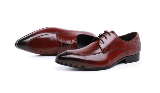 Des chaussures en cuir noir, des chaussures à lacets.