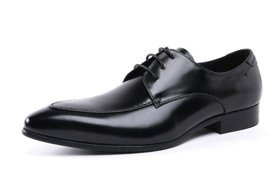 Des chaussures en cuir noir, des chaussures à lacets.
