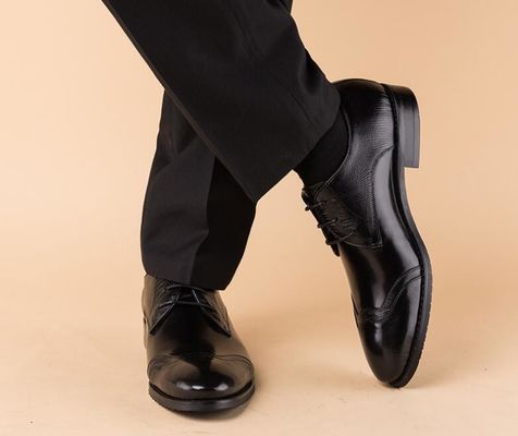 Des chaussures en cuir pour hommes, en cuir pour mariage ou fête.