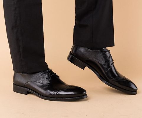 Des chaussures en cuir pour hommes, en cuir pour mariage ou fête.
