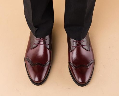 Des chaussures en cuir pour hommes, en cuir pour mariage ou fête.