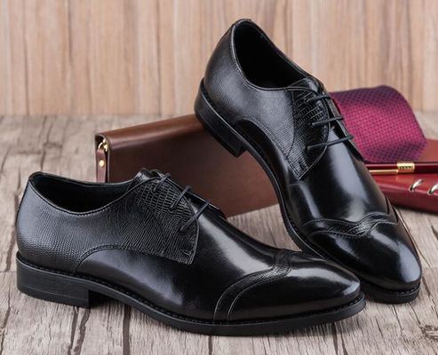 Des chaussures en cuir pour hommes, en cuir pour mariage ou fête.