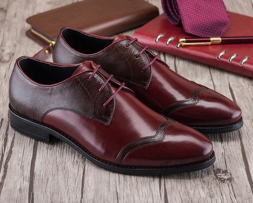 Des chaussures en cuir pour hommes, en cuir pour mariage ou fête.