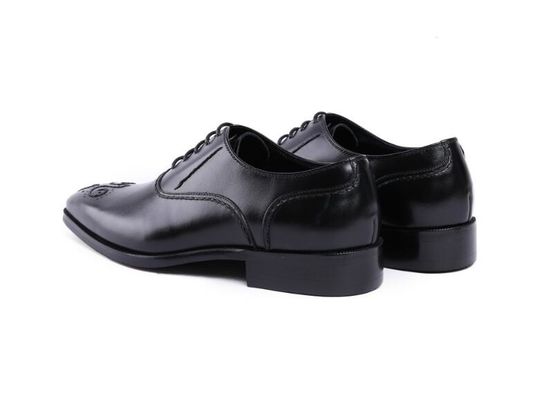 Des chaussures en cuir pour hommes, des chaussures Goodyear entièrement faites à la main.