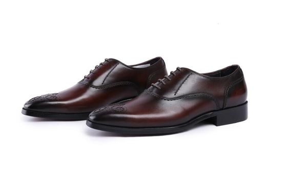 Des chaussures en cuir pour hommes, des chaussures Goodyear entièrement faites à la main.