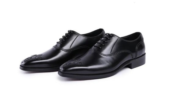 Des chaussures en cuir pour hommes, des chaussures Goodyear entièrement faites à la main.