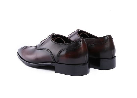 Des chaussures en cuir pour hommes, des chaussures Goodyear entièrement faites à la main.