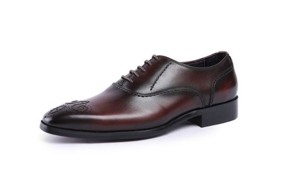 Des chaussures en cuir pour hommes, des chaussures Goodyear entièrement faites à la main.
