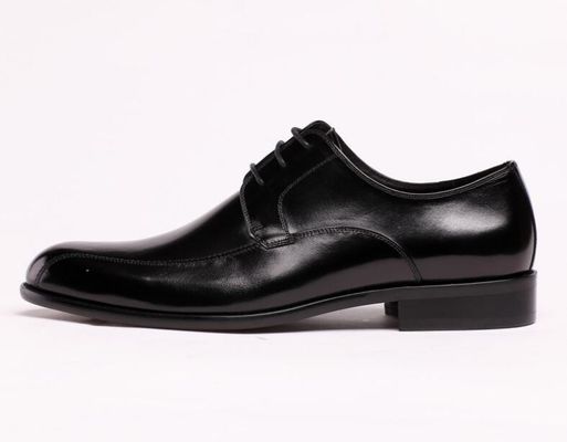 Des chaussures en cuir pour hommes officiers et hommes d' affaires, des chaussures à talons en noir, résistantes au glissement.