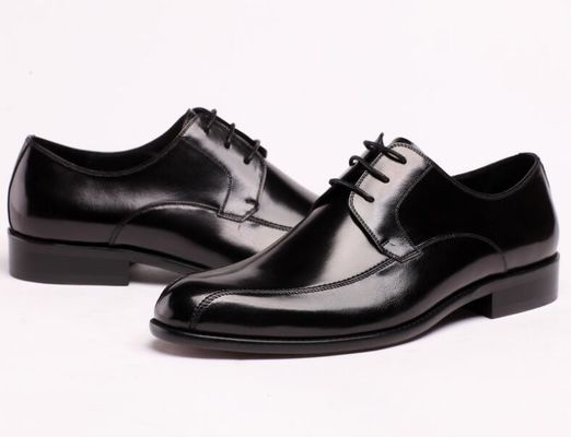 Des chaussures en cuir pour hommes officiers et hommes d' affaires, des chaussures à talons en noir, résistantes au glissement.