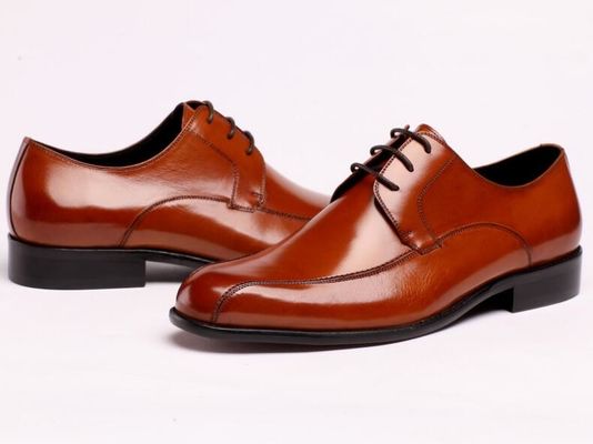 Des chaussures en cuir pour hommes officiers et hommes d' affaires, des chaussures à talons en noir, résistantes au glissement.