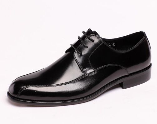 Des chaussures en cuir pour hommes officiers et hommes d' affaires, des chaussures à talons en noir, résistantes au glissement.