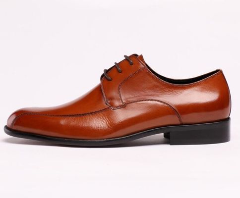 Des chaussures en cuir pour hommes officiers et hommes d' affaires, des chaussures à talons en noir, résistantes au glissement.