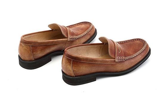 Des hommes respirants, des chaussures en cuir.