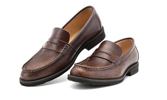 Des hommes respirants, des chaussures en cuir.