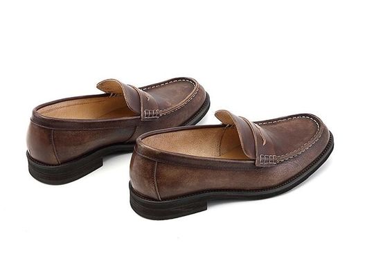 Des hommes respirants, des chaussures en cuir.