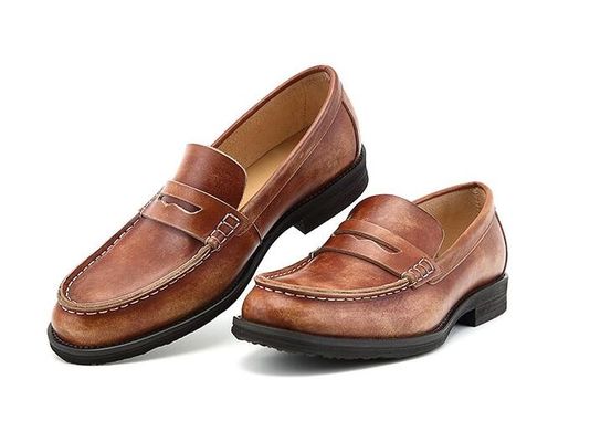 Des hommes respirants, des chaussures en cuir.