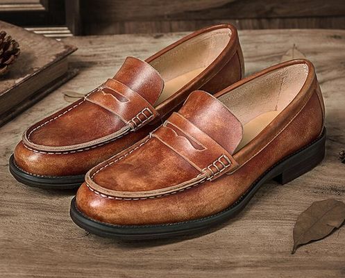 Des hommes respirants, des chaussures en cuir.