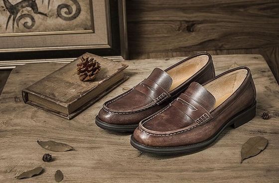 Des hommes respirants, des chaussures en cuir.