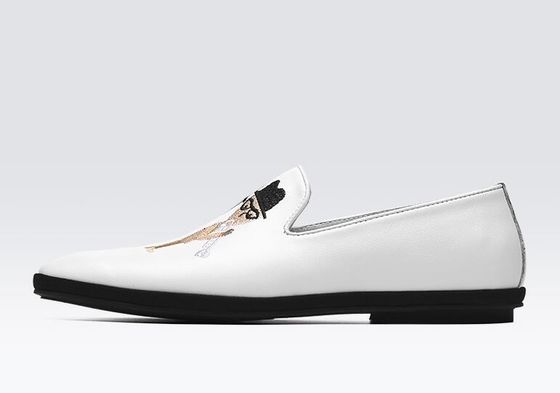 Des loafers en cuir plat et doux peints à la main, des loafers à motifs imprimés pour hommes