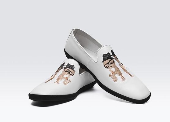 Des loafers en cuir plat et doux peints à la main, des loafers à motifs imprimés pour hommes