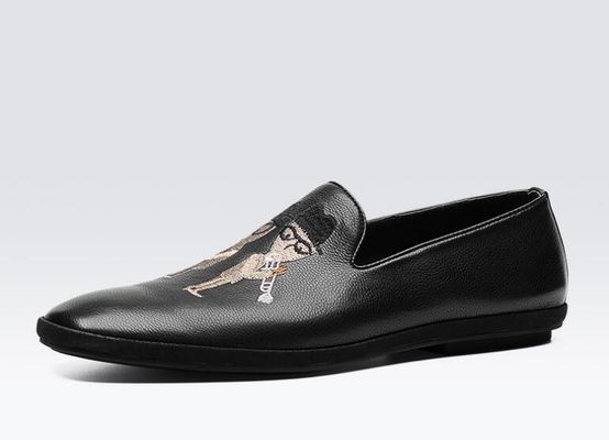 Des loafers en cuir plat et doux peints à la main, des loafers à motifs imprimés pour hommes