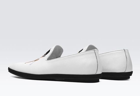 Des loafers en cuir plat et doux peints à la main, des loafers à motifs imprimés pour hommes