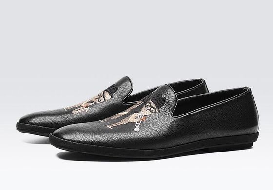 Des loafers en cuir plat et doux peints à la main, des loafers à motifs imprimés pour hommes