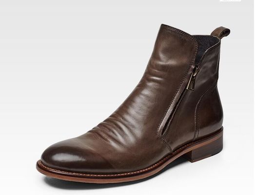 Bottes de combat en cuir noir / marron, avec semelle en caoutchouc.