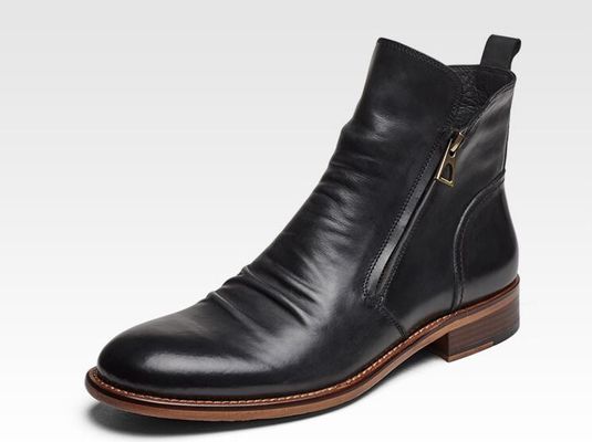 Bottes de combat en cuir noir / marron, avec semelle en caoutchouc.