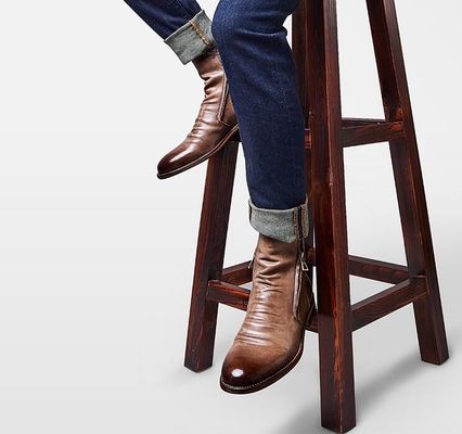 Bottes de combat en cuir noir / marron, avec semelle en caoutchouc.