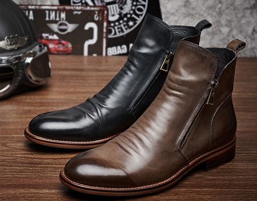 Bottes de combat en cuir noir / marron, avec semelle en caoutchouc.