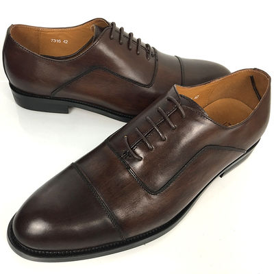 Des orteils pointues en cuir authentique pour hommes, des chaussures en cuir, des affaires, des fêtes de mariage.