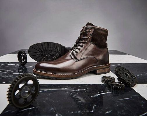 Des chaussures confortables en cuir pour hommes, des bottes douces, du café et des chaussures vintage bleues.