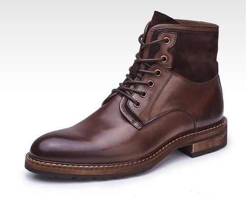 Des chaussures confortables en cuir pour hommes, des bottes douces, du café et des chaussures vintage bleues.
