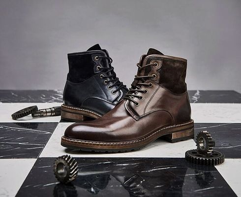 Des chaussures confortables en cuir pour hommes, des bottes douces, du café et des chaussures vintage bleues.
