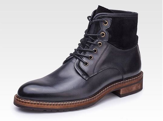 Des chaussures confortables en cuir pour hommes, des bottes douces, du café et des chaussures vintage bleues.