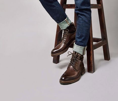 Des chaussures confortables en cuir pour hommes, des bottes douces, du café et des chaussures vintage bleues.