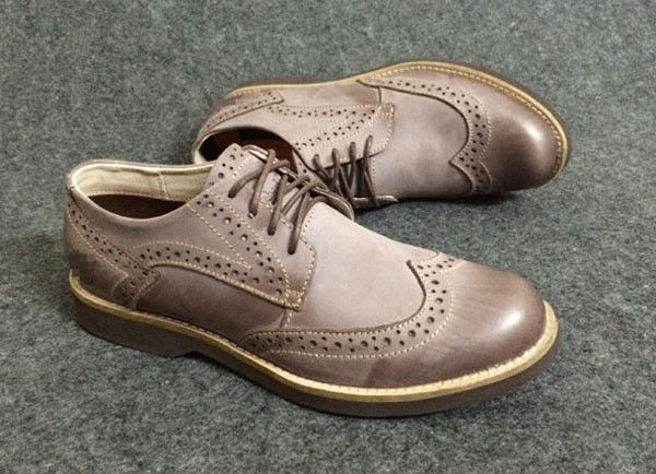 Des chaussures d' homme de style Oxford, des chaussures de sport, des chaussures de Derby en cuir authentique.
