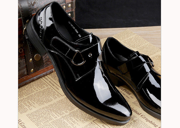 Hommes noirs brillants robe formelle chaussures en cuir breveté style oxford avec logo imprimé