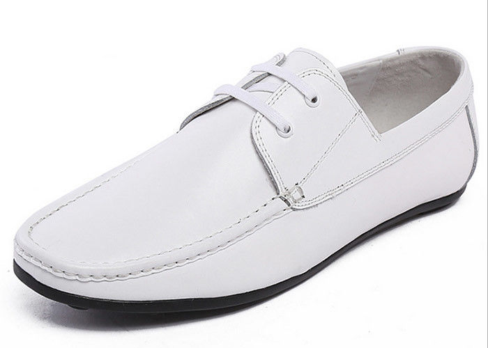 Des chaussures décontractées en cuir de vache blanc, des chaussures modernes pour hommes.