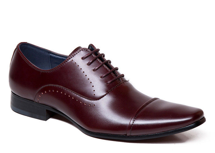 Taille normale, chaussures pour hommes à orteils pointus, chaussures pour adultes brunes avec dentelle.