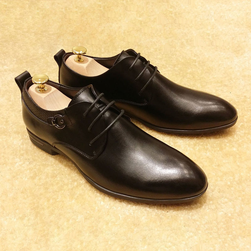 Des chaussures italiennes en cuir authentique pour hommes, chaussures de mariage, chaussures noires avec lacets.