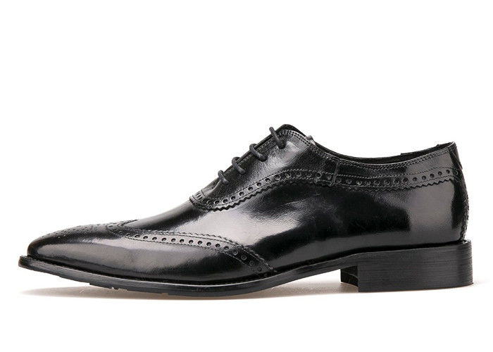 Les hommes portent des chaussures en cuir, les hommes portent des chaussures pour le mariage.