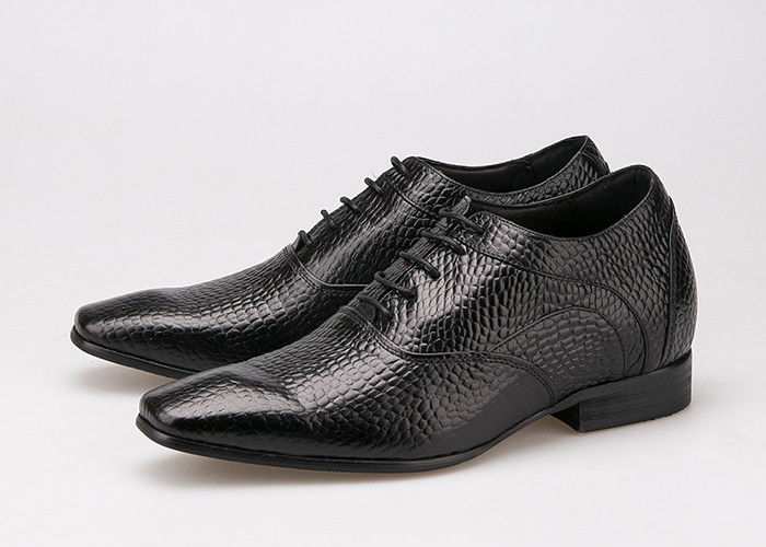 Chaussures d' ascenseur de 7 centimètres, orteils tranchants, chaussures Oxford en cuir noir.