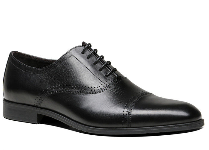 Des chaussures d' homme en cuir d' Oxford, des chaussures de course pour hommes.