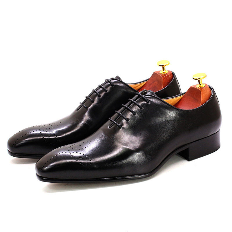 Des chaussures en cuir pour hommes, des chaussures en cuir pour hommes.