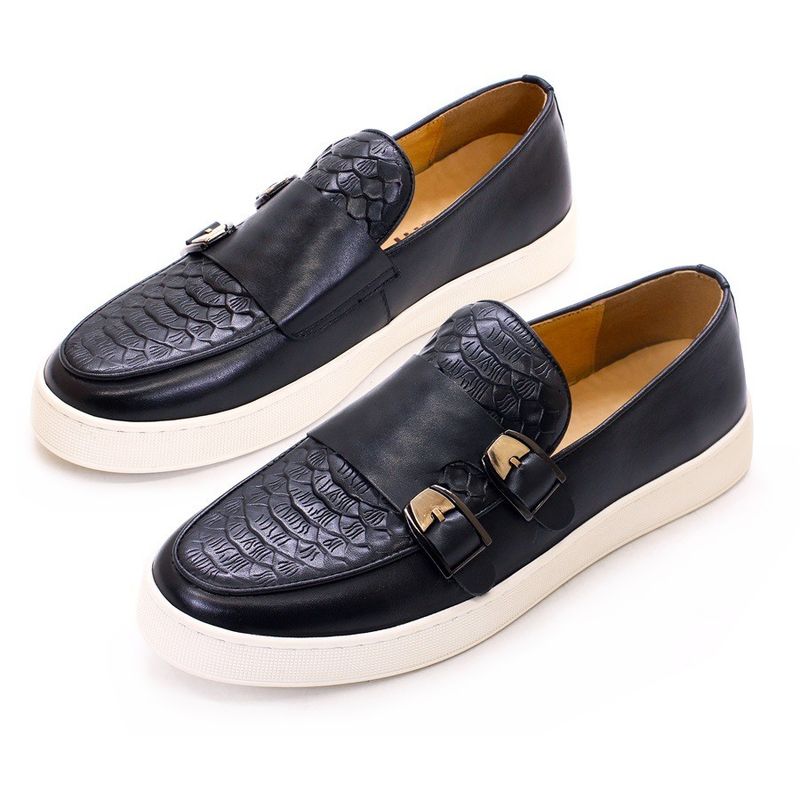 Des hommes à talons bas, des orteils ronds, des chaussures de course, des jupes en cuir crocodile.