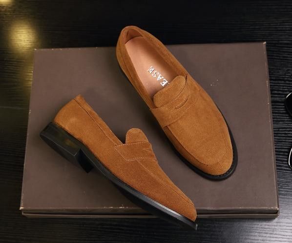 Des chaussettes en cuir classiques pour hommes / chaussettes en cuir décontractées pour hommes